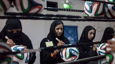 Reuters/Sara Farid, žene u Pakistanu prave Adidasove fudbalske lopte za svetsko prvenstvo u Brazilu bit.ly/1pupx2J