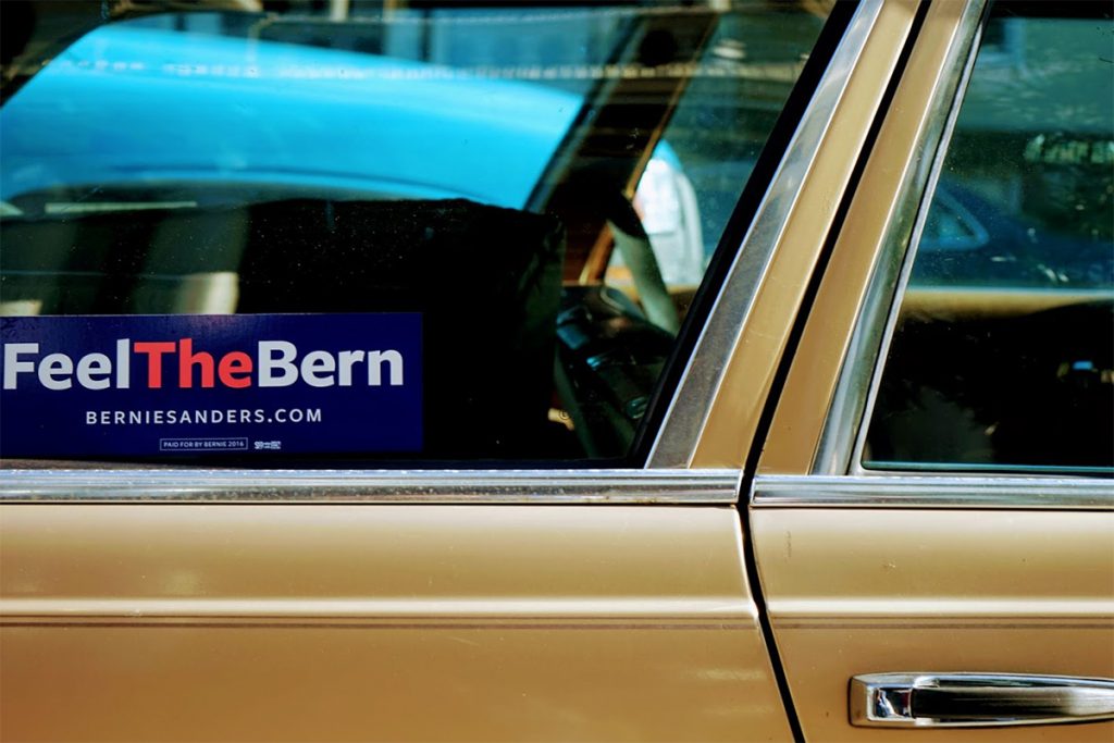 Foto: Neda Radulović-Viswanatha Feel the Bern - nalepnica na automobilu