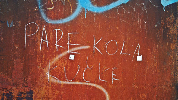 Napisano na zidu: pare, kola, kučke