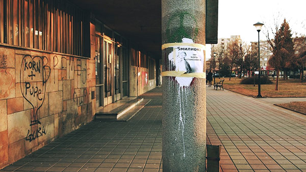 bandera oblepljena pozivom na protest 1od5miliona