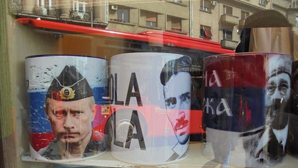 šolje u izlogu sa likovima Putina, Nikole Tesle i Draže Mihajlovića