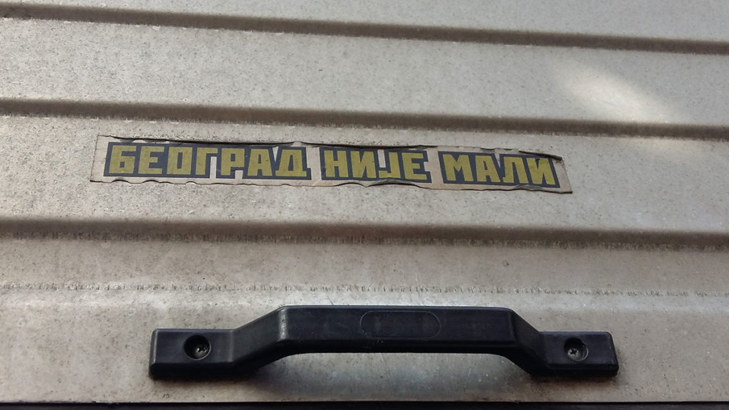 Foto: Peščanik Nalepnica: Beograd nije mali