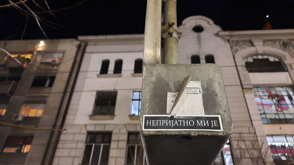 Foto: Peščanik Nalepnica: Neprijatno mi je