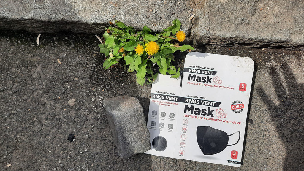 Foto: Peščanik bačena kutija za maske